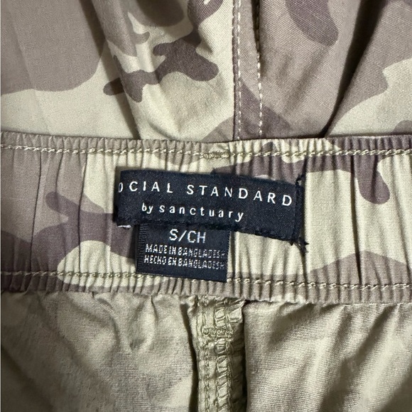 Women's Camo Cargo Shorts in Shades of Green/Khaki Casual Utility Style - Picture 3 of 6